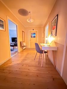 un soggiorno con tavolo e sedie di Cozy guesthouse in Slussfors, Swedish Lapland a Slussfors