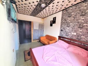 1 dormitorio con cama y sofá en The Yafé Bastos 7, en Yaoundé