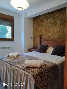 una camera da letto con un grande letto con asciugamani di Villa El Salinar en Salamanca. Ideal familia/grupo a Calvarrasa de Abajo