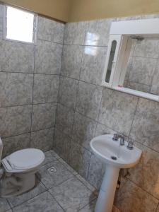 un baño con inodoro y lavabo en Hospedaje El Quincho, en Gobernador Gregores