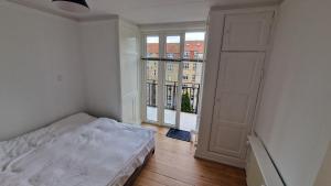 Postel nebo postele na pokoji v ubytování Center apartment - top floor penthouse with views of the city