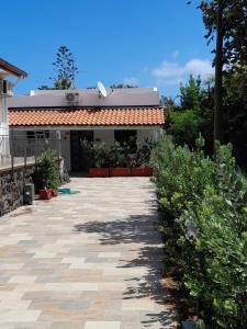 uma casa com um telhado de azulejo e um pátio em Vulcano: La Porta Delle Eolie 2.0 em Vulcano