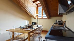 チェザーナ・トリネーゼにあるHostdomus - White Loftのキッチン(木製テーブル、シンク付)