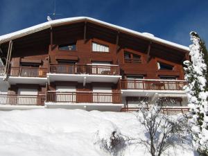 ムジェーヴにあるAppartement Megève, 2 pièces, 4 personnes - FR-1-453-57の雪の大きな建物