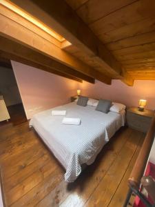 een slaapkamer met een wit bed met 2 kussens bij Appartamento vicino Forum Assago & Humanitas in Rozzano