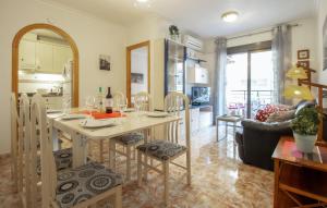 Posedenie v ubytovaní Cozy Apartment In Torrevieja With Wifi