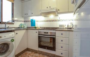 Kuchyňa alebo kuchynka v ubytovaní Cozy Apartment In Torrevieja With Wifi