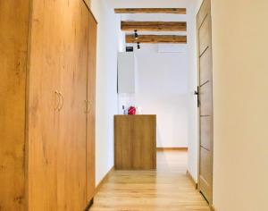 ラチブシュにあるMiło i wygodnie w centrumの木製のドアと木製のキャビネット付きの廊下