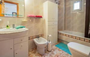 Kúpeľňa v ubytovaní Cozy Apartment In Torrevieja With Wifi