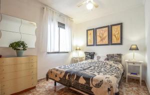 um quarto com uma cama, uma cómoda e uma janela em 3 Bedroom Nice Apartment In Torrevieja em Torrevieja