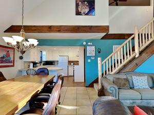 魯伊多索的住宿－Gray Wolf Lodge, 4 Bedrooms, Hot Tub, Mountain View, Pool Table, Sleeps 9，厨房以及带用餐室和桌子的客厅。