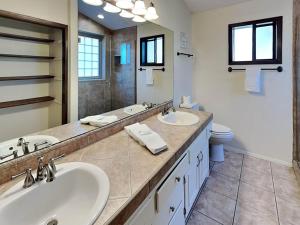 - Baño con 2 lavabos y aseo en Gray Wolf Lodge, 4 Bedrooms, Hot Tub, Mountain View, Pool Table, Sleeps 9, en Ruidoso