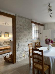 eine Küche und ein Esszimmer mit einem weißen Tisch und Stühlen in der Unterkunft Maison familiale au coeur de la vallée de l'Eure in Breuilpont
