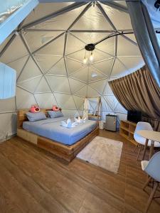 a room with a bed in a tent at อิงภูเมาท์เท่นวิว เขาใหญ่ 
