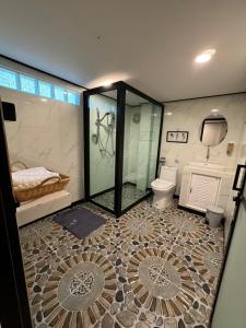 a bathroom with a shower and a toilet in it at อิงภูเมาท์เท่นวิว เขาใหญ่ 