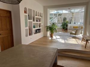 een woonkamer met een tafel en een bank bij Bord de mer, magnifique appartement de 150m2 avec jardin in Marseille