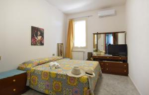 a bedroom with a bed with a hat on it at Awesome Apartment In Portella Di Mare With Kitchen in Portella di Mare