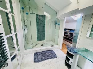 Un baño de Palais Belle Epoque - Property With Style