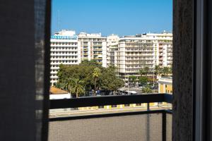 una finestra con vista sulla città di Dimora Nalu a Bari
