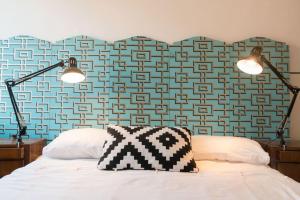 Un dormitorio con una cama con dos luces. en Saint Mark's view, en Venecia