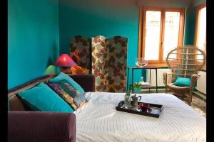 Habitación azul con cama y bandeja. en Saint Mark's view, en Venecia