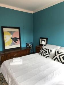 Un dormitorio con una cama blanca y paredes azules. en Saint Mark's view, en Venecia 49 fotos más