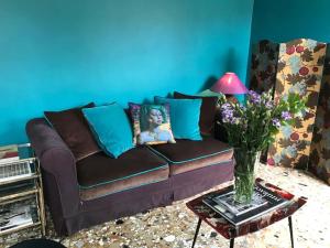 sala de estar con sofá y mesa con un jarrón de flores en Saint Mark's view, en Venecia