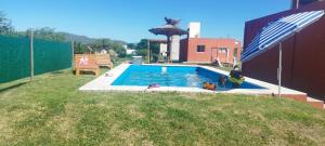 The swimming pool at or close to Cabañas Hawai