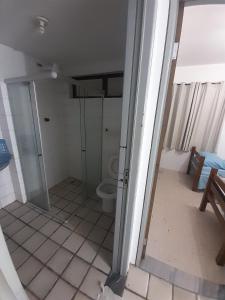 a bathroom with a toilet in a room at Dúplex mar de Pajuçara in Maceió