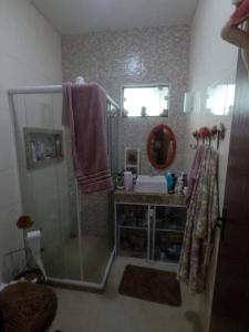 La salle de bains est pourvue d'une douche et d'un lavabo. dans l'établissement Casa Temporada em Praia Linda., à São Pedro da Aldeia