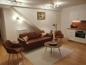 sala de estar con sofá y mesa en Helle 3 Zimmer Souterrainwohnung in einem Neubau-Villa, en Múnich