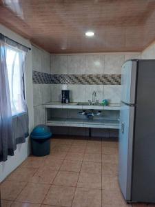 eine Küche mit einer Spüle und einem Kühlschrank in der Unterkunft Alojamiento Casmar cerca de playas in Palma