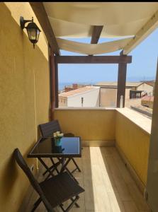 d'un balcon avec une table et des chaises et une vue. dans l'établissement DE MEO Guest House, à Castellammare del Golfo