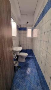 a bathroom with a toilet and a sink at LagoZervo Short Term Stay in Kandhíla
