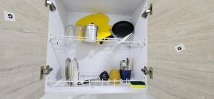 um armário de cozinha com pratos e utensílios em Mirador de Santana em Ipiales