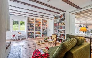 uma sala de estar com um sofá e prateleiras de livros em Amazing Home In Eiterfeld With Wifi em Eiterfeld