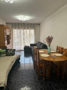 sala de estar con mesa y sofá en Apartamento playa vilanova y la geltru en Vilanova i la Geltrú