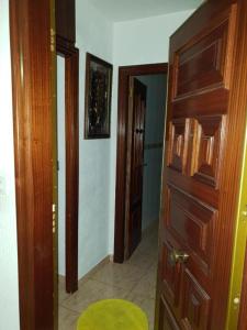 korytarz z dwoma drzwiami i zielonym dywanem w obiekcie SWEET HOUSE CLOSE TO AIRPORT w Barcelonie