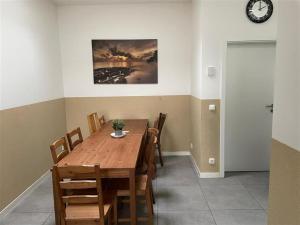 uma sala de jantar com uma mesa de madeira e cadeiras em moderne und schicke Unterkunft in Zeestow - jedes Schlafzimmer verfügt über ein eigenes Bad em Brieselang