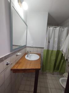 y baño con lavabo, espejo y ducha. en La Pinocha en Costa del Este