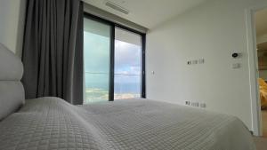Rúm í herbergi á Mercury Tower Suites