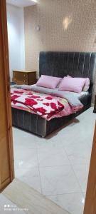 sypialnia z łóżkiem z czarną ramą w obiekcie Jenan elkhyer Ben guerir w mieście Benguerir