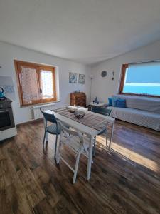 - un salon avec une table et un canapé dans l'établissement BLUE HOUSE by PerryHolidays-Reservations, à Gioiosa Marea