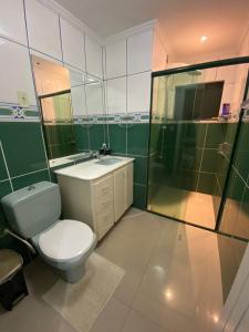 W łazience znajduje się toaleta, umywalka i prysznic. w obiekcie Yellow House casa no coração de Santo Antônio de Lisboa w mieście Florianópolis