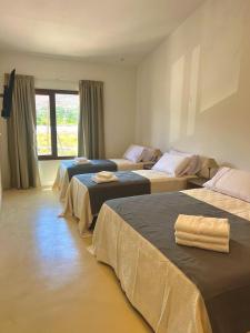 pokój z 3 łóżkami i ręcznikami w obiekcie Hotel Cerros del Norte w mieście Tilcara