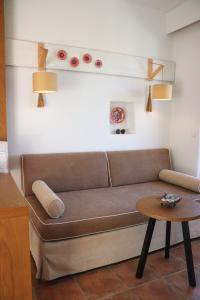 salon z kanapą i stołem w obiekcie Auberge Kalopetri w mieście Kamiros