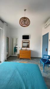 A television and/or entertainment centre at Sunrise B&B Le castella