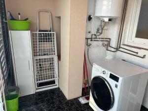 uma máquina de lavar e secar roupa numa cozinha com em Apartamento playa vilanova y la geltru em Vilanova i la Geltrú