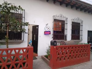 un edificio blanco con una puerta roja y una señal de no entrada en Hotel Posada Don Papagon en Antigua Guatemala