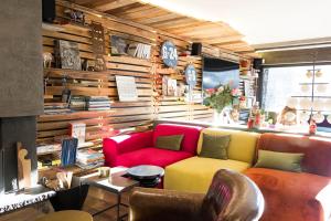 ein Wohnzimmer mit einem Sofa und einem Tisch in der Unterkunft Hôtel La Bergerie in Morzine